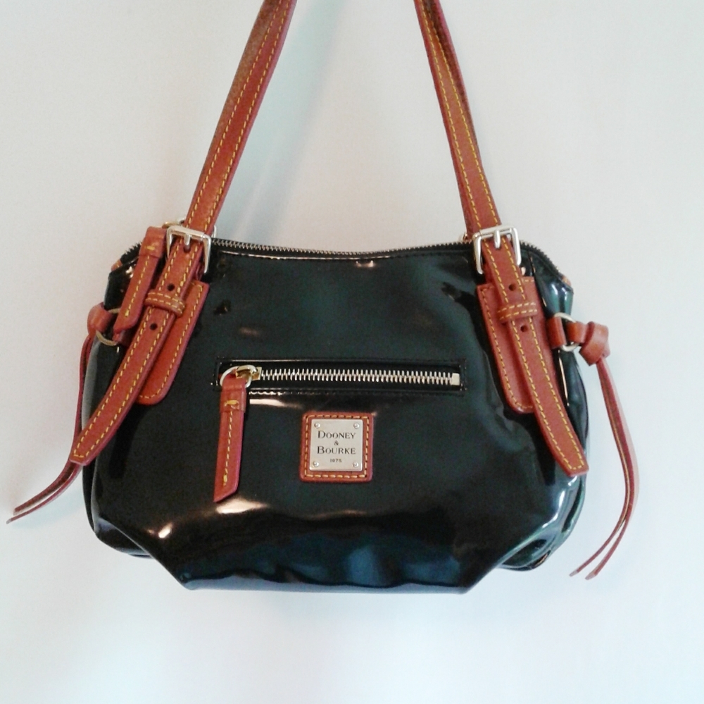 🎉 Dooney & Bourke Small Patent Leather Bag EUC